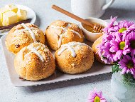 Рецепта Великденски сладки хлебчета / питки / кифлички
